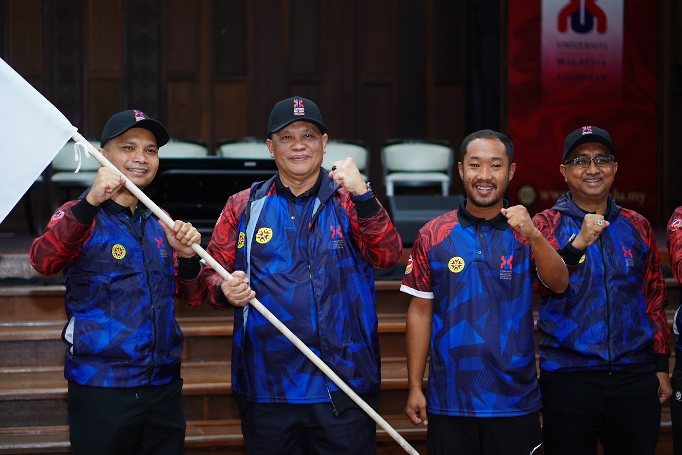 MAJLIS PENYERAHAN BENDERA KONTINJEN UNIVERSITI MALAYSIA KELANTAN KE KEJOHANAN SUKAN STAF ANTARA UNIVERSITI MALAYSIA (SUKUM) KALI KE-45